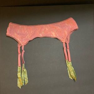 NWT Victoria’s Secret Garter (Medium/Large)